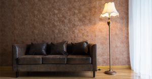ein Zimmer in einem Haus mit einem alten Charme und Vintage-Erbmöbeln