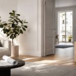 Helles, modern eingerichtetes Wohnzimmer mit Sofa, Zimmerpflanzen, Umzugskartons und offenen Türen – Symbolbild zum Thema Eigenbedarfskündigung