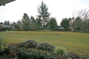 a60219b92159c2edc3265245b5061dd7 1 Blick in den Garten