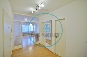 dd7744940316390053357945e9c659e1 1 Diele mit Glasdurchgang
